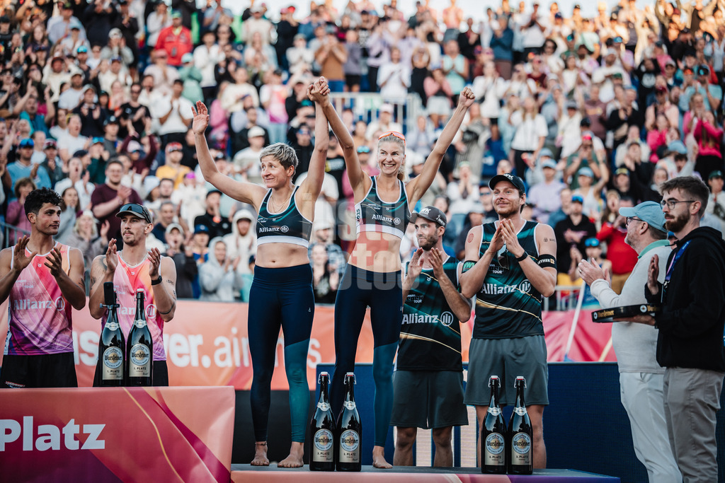 Beachvolleyball | Frauen und Männer | Deutsche Meisterschaften 2025 Timmendorfer Strand | 07.09.2025 | v.l. Melanie Gernert und Nele Barber steigen auf das Podest während der Siegerehrung für die Bronzemedaille Platz Drei