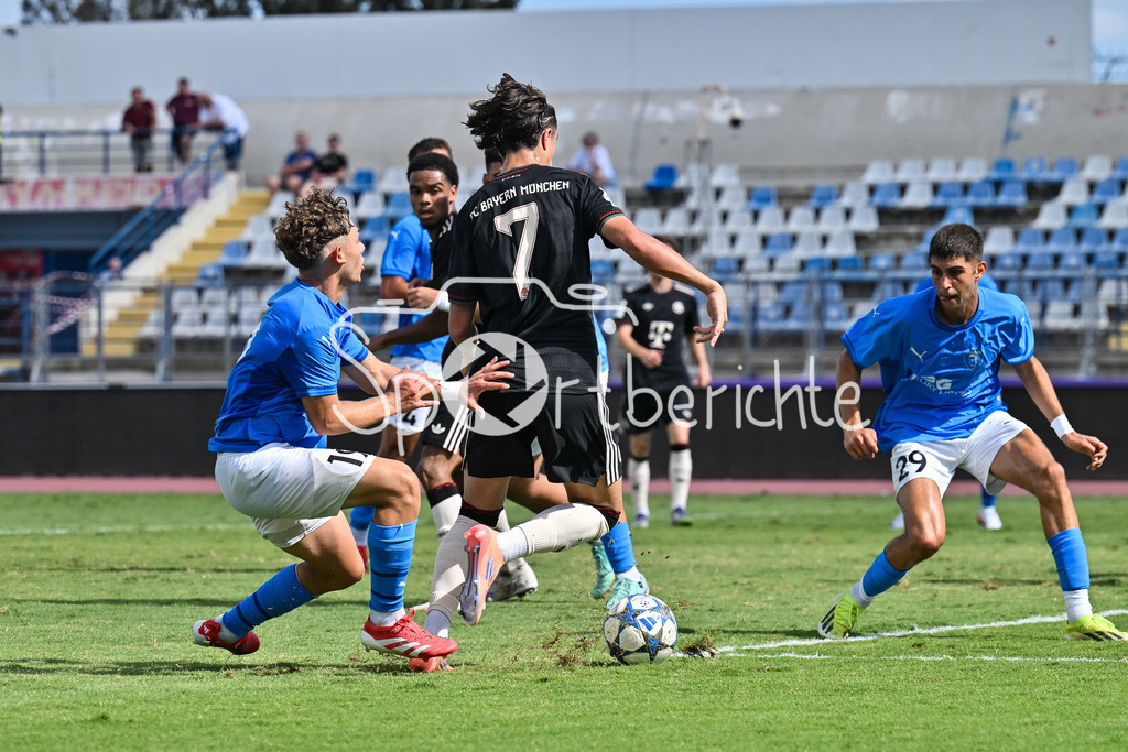 Papohs FC U19 - FC Bayern München U19 | in dieser Szene setzt sich  Adin LICINA (FCB #7) im Strafraum druch / UEFA Youth League: Paphos FC U19 - FC Bayern München U19; Stelios Kyriakides Stadium am 30.09.2025