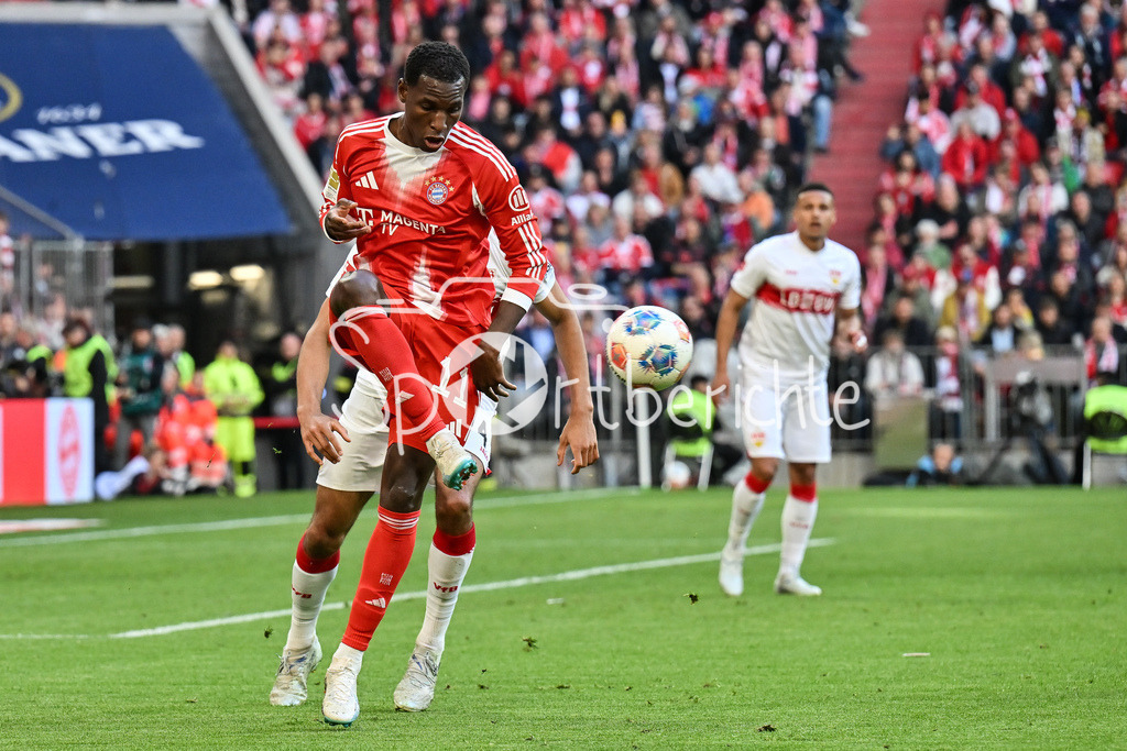 FC Bayern München - VfB Stuttgart | MUNICH, GERMANY - 19. APRIL: tackle between Josha VAGNOMAN (VfB Stuttgart 4) and Nicolas JACKSON (FC Bayern Munich 11) during the Bundesliga Match between FC Bayern Munich vs. VfB Stuttgart at Matchday 30 at Allianz Arena / DFL REGULATIONS PROHIBIT ANY USE OF PHOTOGRAPHS AS IMAGE SEQUENCES AND/OR QUASI-VIDEO