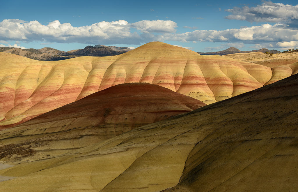 usa-2018-412 | Die Painted Hills sind eines der "sieben Wunder" des Bundesstaates Oregon im Nordwesten der USA. Die einzigartigen Farben der Erdschichten entstanden vor mehr als 35 Millionen Jahren durch Vulkanausbrüche und Klimaveränderungen. - Realisiert mit Pictrs.com