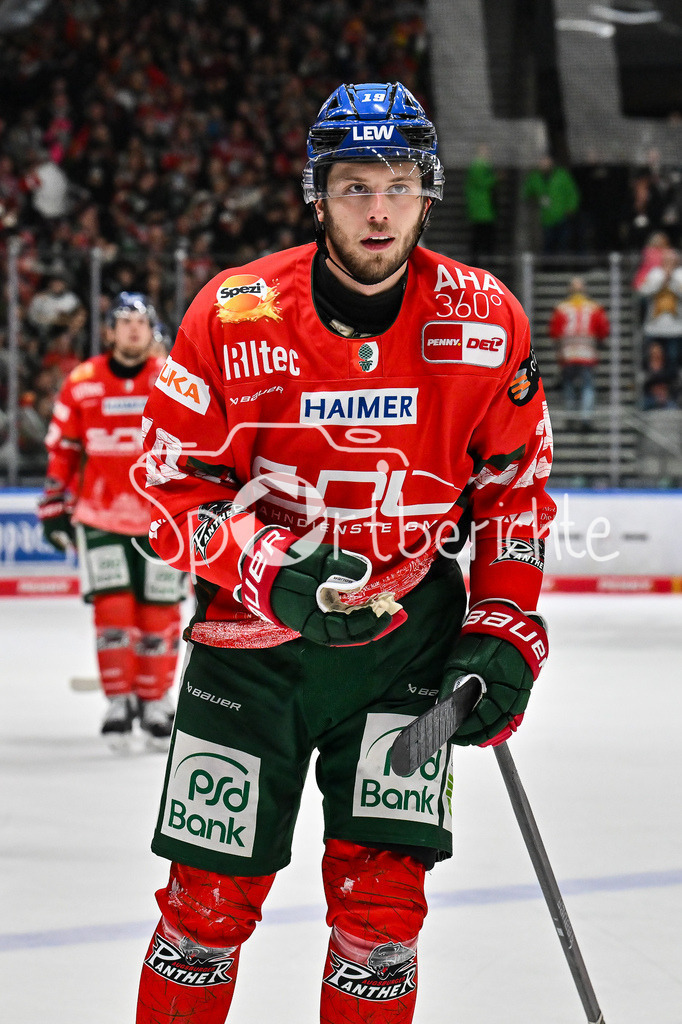 Augsburger Panther - Schwenninger Wild Wings | AUGSBURG, DEUTSCHLAND - 2. NOVEMBER: Jubel der Panther nach dem Treffer zum 5-1 durch Riley DAMIANI (Augsburger Panther 19), Tor / Torschuetze / Freude / Happy beim Ligaspiel zwischen den Augsburger Panthern und den Schwenninger Wild Wings am 17. Spieltag der Penny DEL im Curt Frenzel Stadion am 02.11.2025
