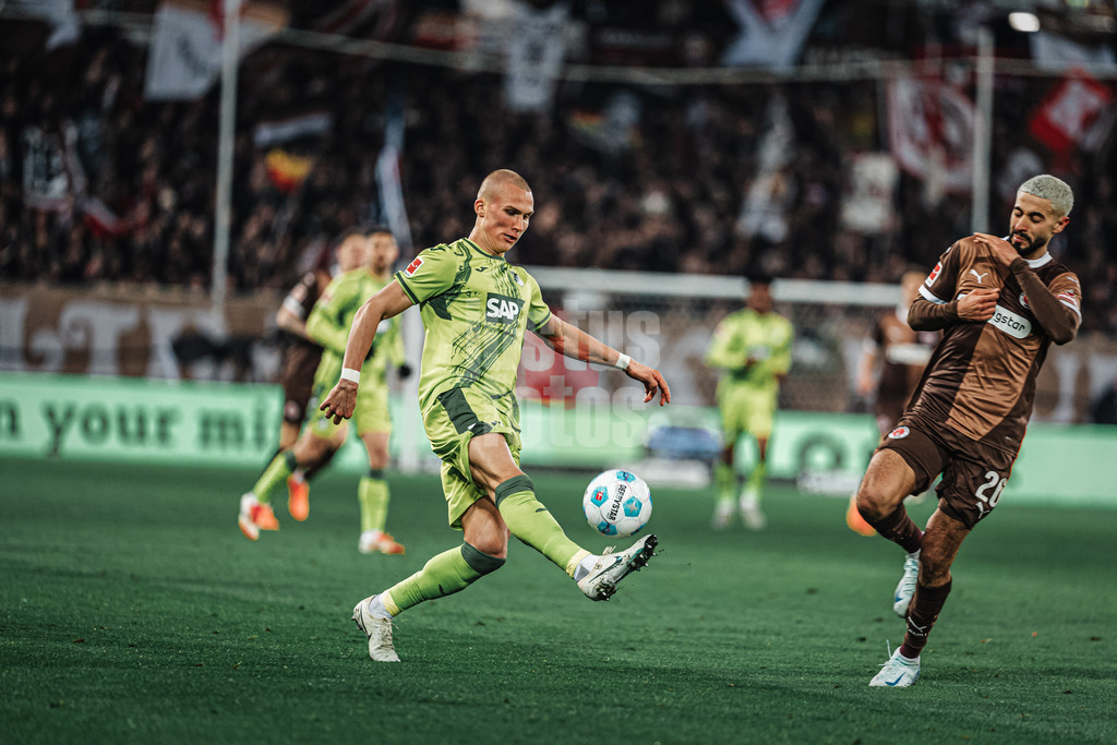 Fußball | Männer | Saison 2024/2025  | Fußball-Bundesliga | 26. Spieltag | FC St. Pauli vs. TSG Hoffenheim | 14.03.2025 | Leo Ostigard (#4, TSG Hoffenheim)