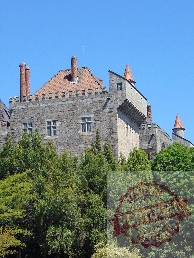 Palace of the Dukes of Braganza, Guimarães, Portugal standing among trees. Region Norte - Portugal | Palace of the Dukes of Braganza, Guimarães, Portugal, historical landmark building against a clear blue sky - Realisiert mit Pictrs.com