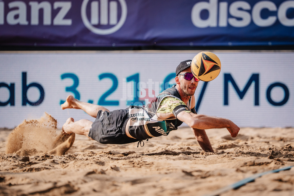 Beachvolleyball | Männer | Allianz German Beach Tour 2025 | Tourstop Düsseldorf | 18.05.2025 | Clemens Wickler springt zum Ball