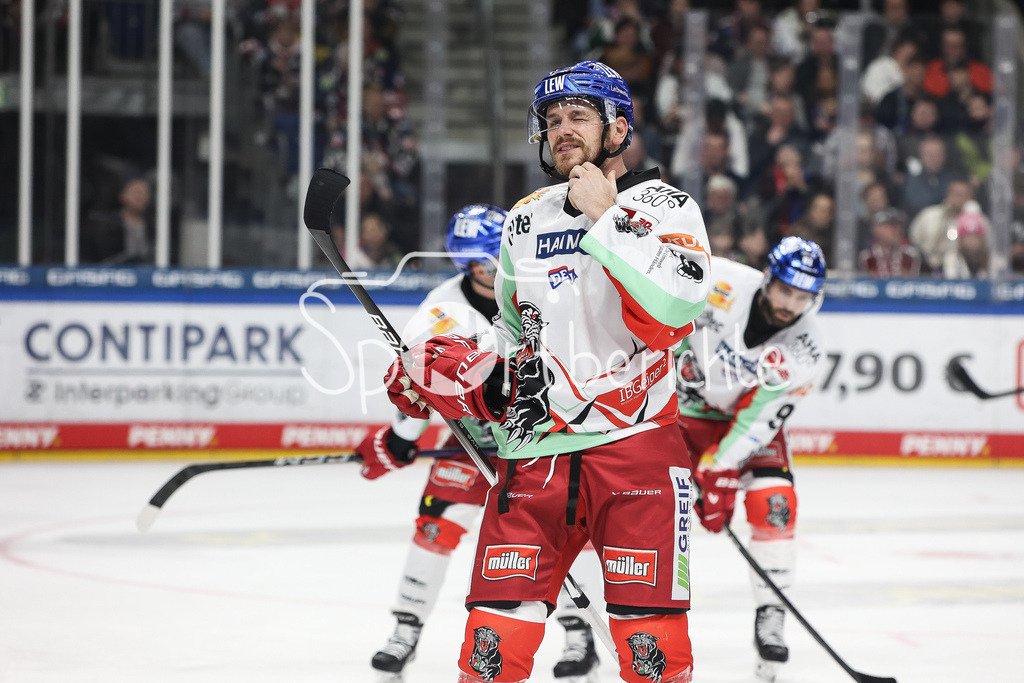 Eisbären Berlin - Augsburger Panther | Enttaeuschte Pantherspieler im zweiten Drittel / Zachery MITCHELL (AEV #18)