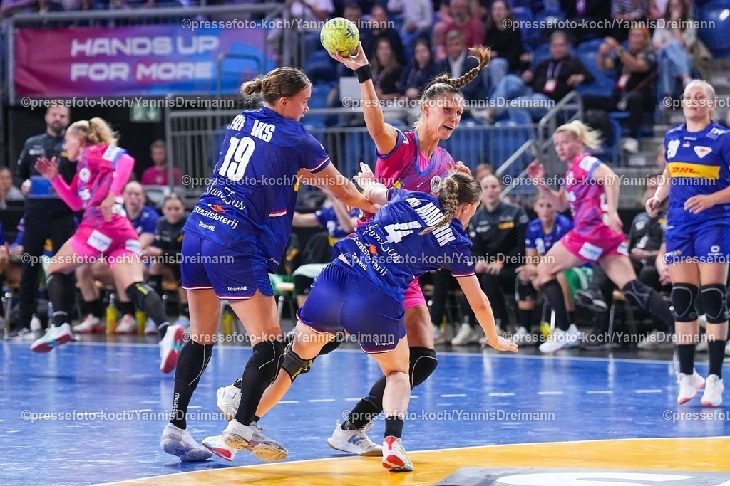 xydrx21092501029 | 21.09.2025, xydrx, Handball, Frauen Länderspiel, Deutschland - Niederlande, YAILA Arena: Merel Freriks (NED #19) und Alieke van Maurik (NED #4) im Zweikampf gegen Xenia Smits (GER #11)