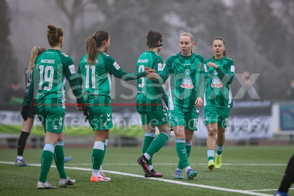 Fussball, Testspiel Frauen, Borussia Mönchengladbach - SV Werder Bremen | v.li.: Spielerinnen des SV Werder Bremen mit Torjubel, Jubel, jubeln, jubelt, optimistisch, Spielszene, Highlight, Freude über das Tor zum 0:1