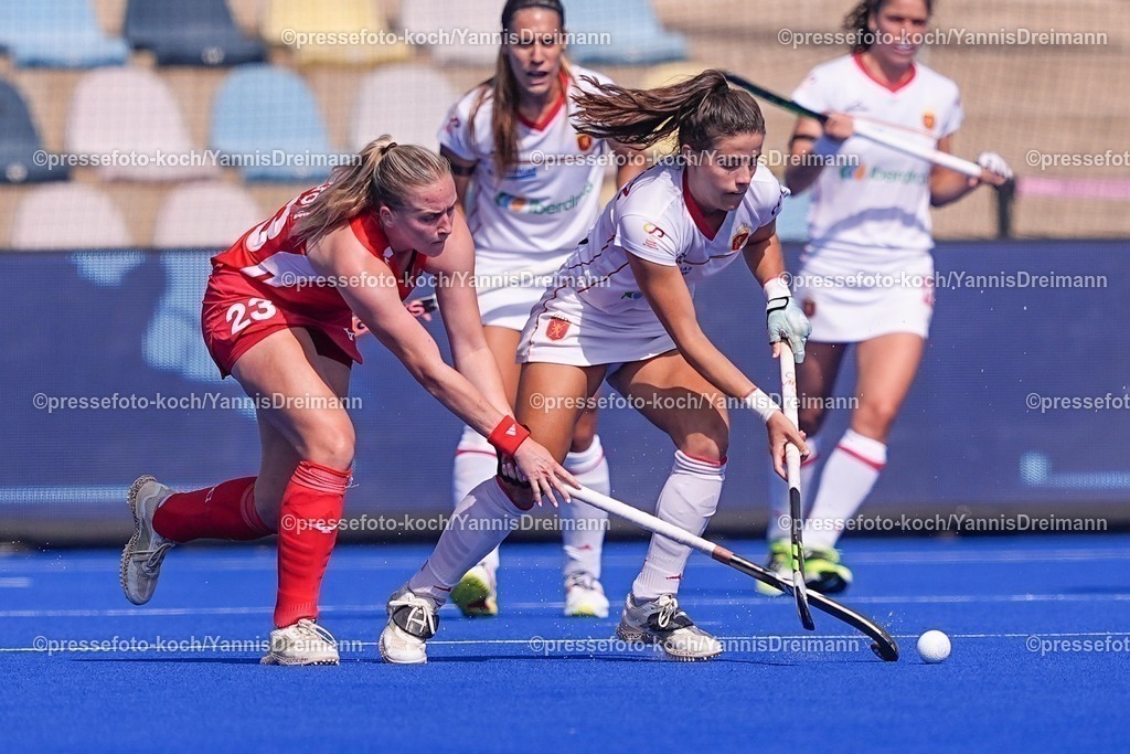 xydrx13082501012 | 13.08.2025, xydrx, Frauen EuroHockey Championship 2025, Gruppenphase, Gruppe B, Spanien - England, Sparkassenpark Mönchengladbach: Sophie Hamilton (ENG #23) im Zweikampf gegen Laia Vidosa (ESP #22)