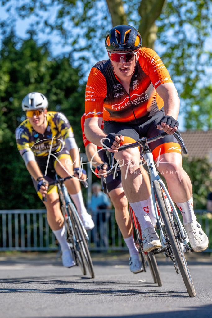 Spurt in den Mai 2026 - Großer Preis der Sparkasse Neuss | Annual one-day road cycling race "Großer Preis der Sparkasse Neuss" held in Büttgen, Germany, organized by VfR Büttgen 1912 e.V. The event features multiple races across all age categories from U11 youth to Elite men. - Realisiert mit Pictrs.com
