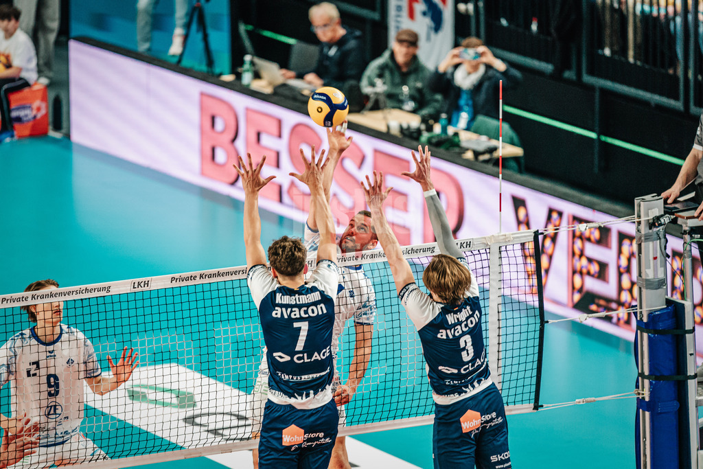 Volleyball | Herren | Saison 2024/2025 | 1. Volleyball Bundesliga Männer | Halbfinale | SVG Lüneburg vs. VfB Friedrichshafen | 19.04.2025 | Tim Peter (#4, VfB Friedrichshafen) beim Angriff