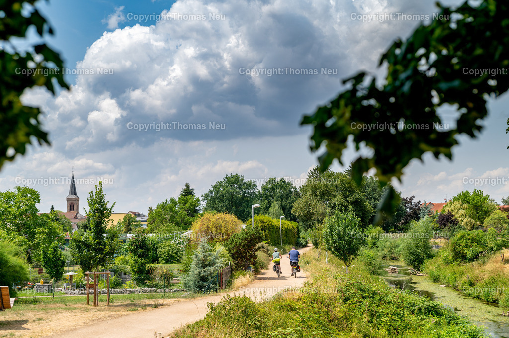 DSC_5644 | Einhausen: Schmuckbild mit Blick auf die katholische Kirche, Radfahrern und die Weschnitz  Weschnitzufer  , Bild: Thomas Neu