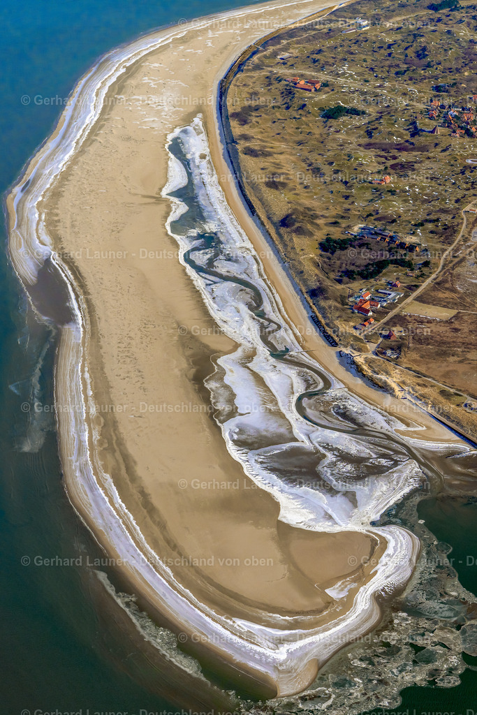 4044321 | SPIEKEROOG 14.02.2021 Eisschollenstücke einer Treibeis- Schicht auf der Wasseroberfläche vor der Nordsee- Insel Spiekeroog im Bundesland Niedersachsen, Deutschland.
