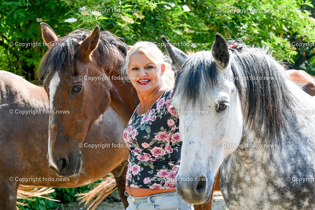 Daniela Urich_ Schlagersaengerin_ Tiergnadenhof_ 18.06.2023-13 | 18.06.2023, Schwanenstadt, AUT, Daniela Urich, im Bild Daniela Urich (Schalgersaengerin, Coiffeur-Kosmetik, Hotelier, Betreiberin eines Tier Gnadenhof) bei ihren Tieren am Gnadenhof