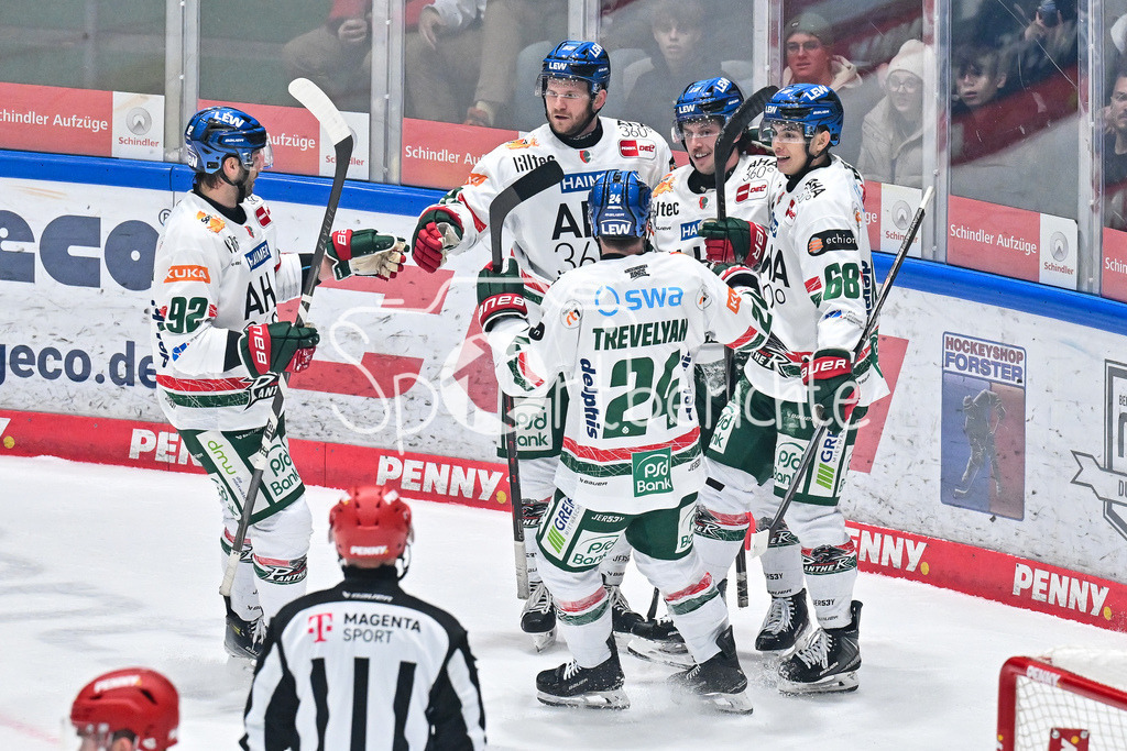 Löwen Frankfurt - Augsburger Panther | FRANKFURT, GERMANY - 19. DECEMBER: Jubel der Augsburger nach dem Treffer zum 0-2 durch Riley DAMIANI (Augsburger Panther 19) / Tor / Torschuetze / Freude / Happy während dem Match zwischen den Löwen Frankfurt und den Augsburger Panthern am 29. Spieltag der Penny DEL in der Eissporthalle Frankfurt