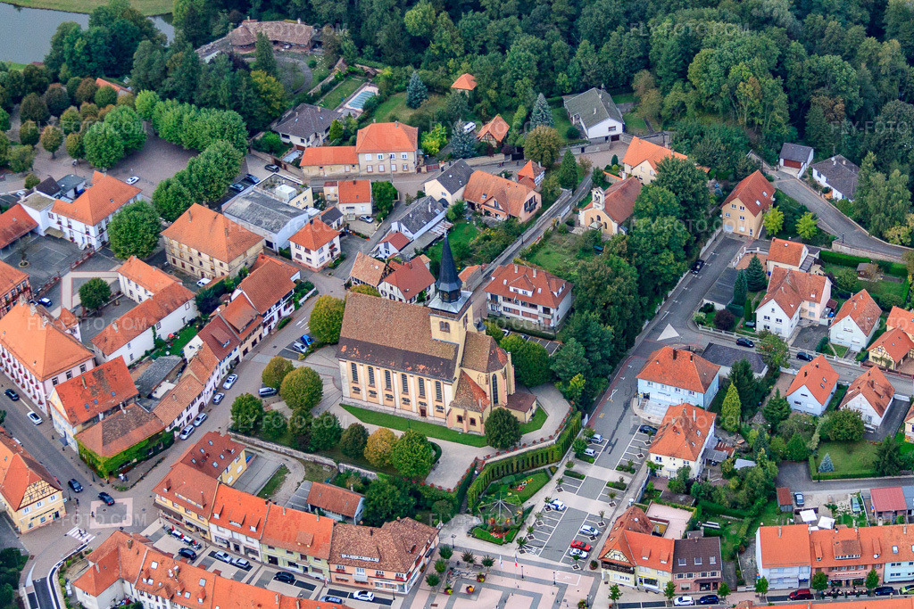 Aerial view: Église de la Trinité de Lauterbourg and Pl. de la Republique in the district Neulauterburg in Lauterbourg in the state Bas-Rhin, France. – Photo: IMG_53347.jpg taken on 09/23/2012 by Werner Riehm/FLY-FOTO.com – Resolution of the original: 4626 x 3084 px