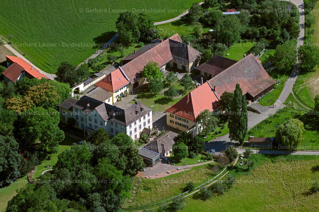 4033668 | MERZHAUSEN 30.06.2020 Palais des Jesuitenschloss mit Stiftungsweingut Freiburg in Merzhausen im Bundesland Baden-Württemberg, Deutschland. Weiterführende Informationen bei: Heiliggeistspitalstiftung Freiburg i. Br. Stiftungsweingut. // Palace Stiftungsweingut Freiburg Jesuitenschloss in Merzhausen in the state Baden-Wurttemberg, Germany. Further information at: Heiliggeistspitalstiftung Freiburg i. Br. Stiftungsweingut. Foto: Gerhard Launer