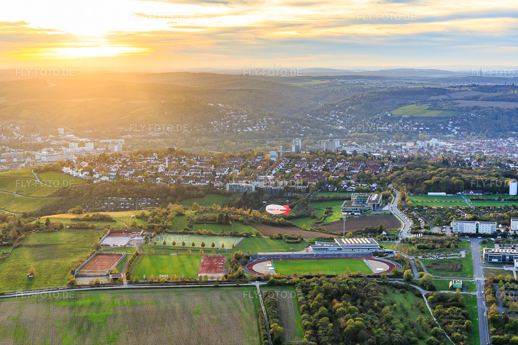 Luftbild: Werbezeppelin über dem Sportzentrum der Universität Würzburg im Ortsteil Frauenland in Würzburg im Bundesland Bayern in Deutschland.Foto: IMG_119732.jpg vom 26.10.2019 durch Werner Riehm/FLY-FOTO.deAuflösung des Originals: 5274 x 3516 pxWWW.UNI-WUERZBURG.DE