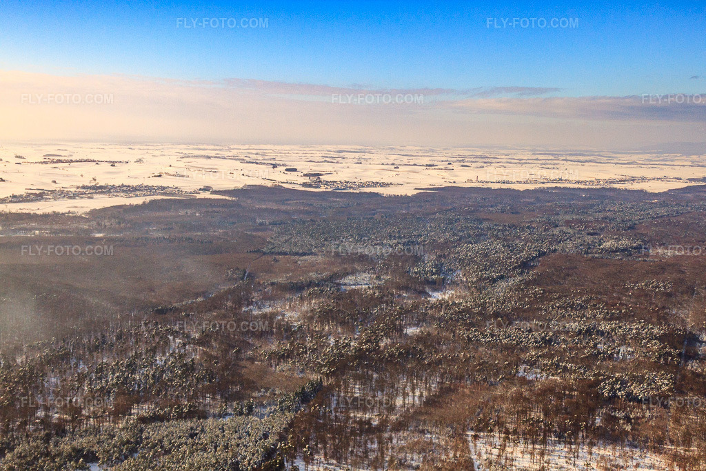 Aerial view: Village views from the north beyond the Bienwald forest in winter with snow in Niederlauterbach in the state Bas-Rhin, France. – Photo: IMG_36133.jpg taken on 01/02/2011 by Werner Riehm/FLY-FOTO.com – Resolution of the original: 4752 x 3168 px