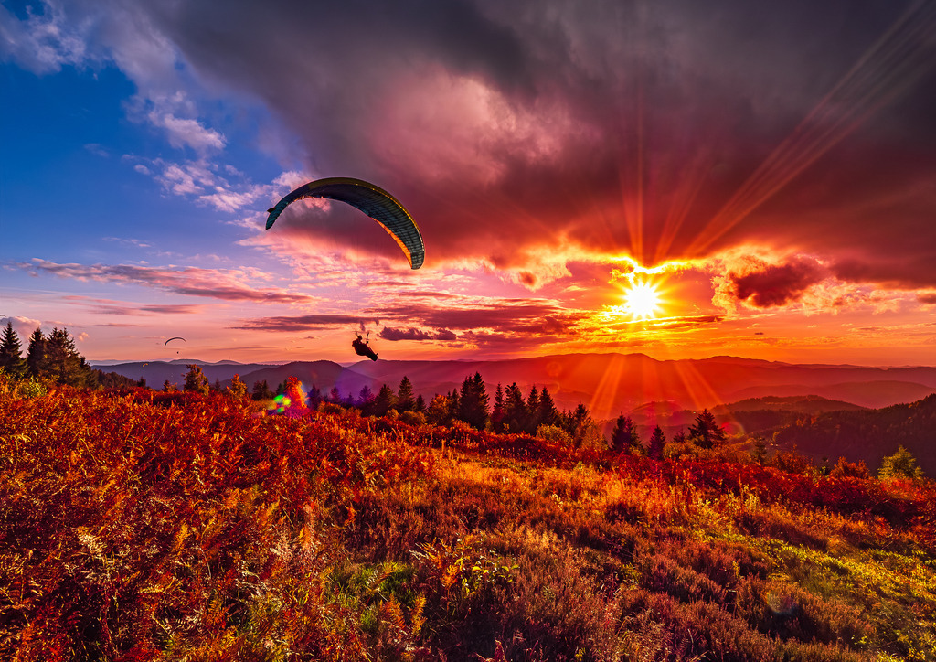 MPI_Sunset_0014 | Gleitschirmfliegen im Sonnenuntergang auf dem Roßbühl bei Oppenau - Realisiert mit Pictrs.com