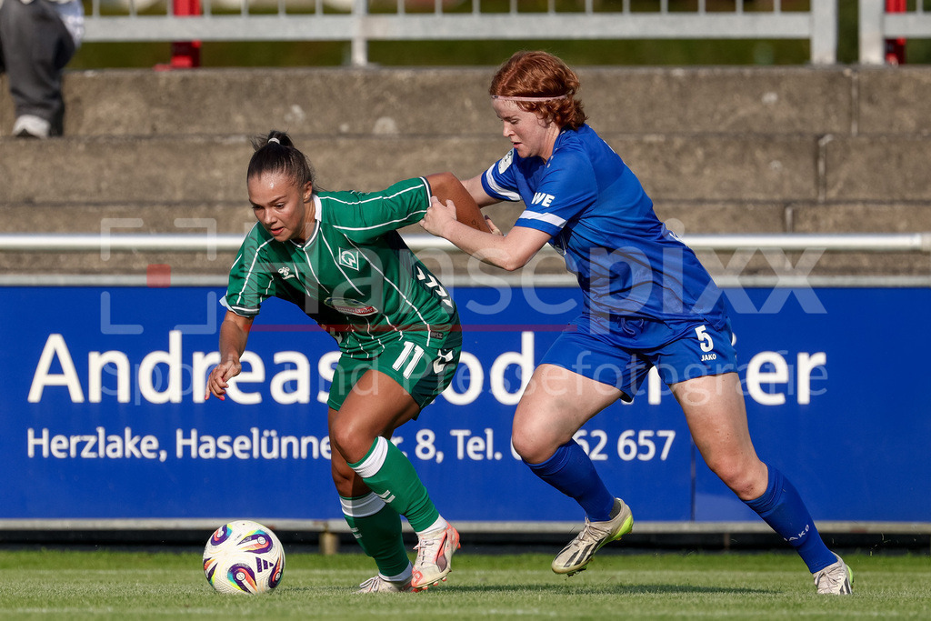 Fussball, Testspiel Frauen, SV Meppen - SV Werder Bremen | v.li.: Maja Sternad (SV Werder Bremen, 11) und Lena Göppel (SV Meppen, 5) im Zweikampf, Duell, Dynamik, Aktion, Action, Spielszene