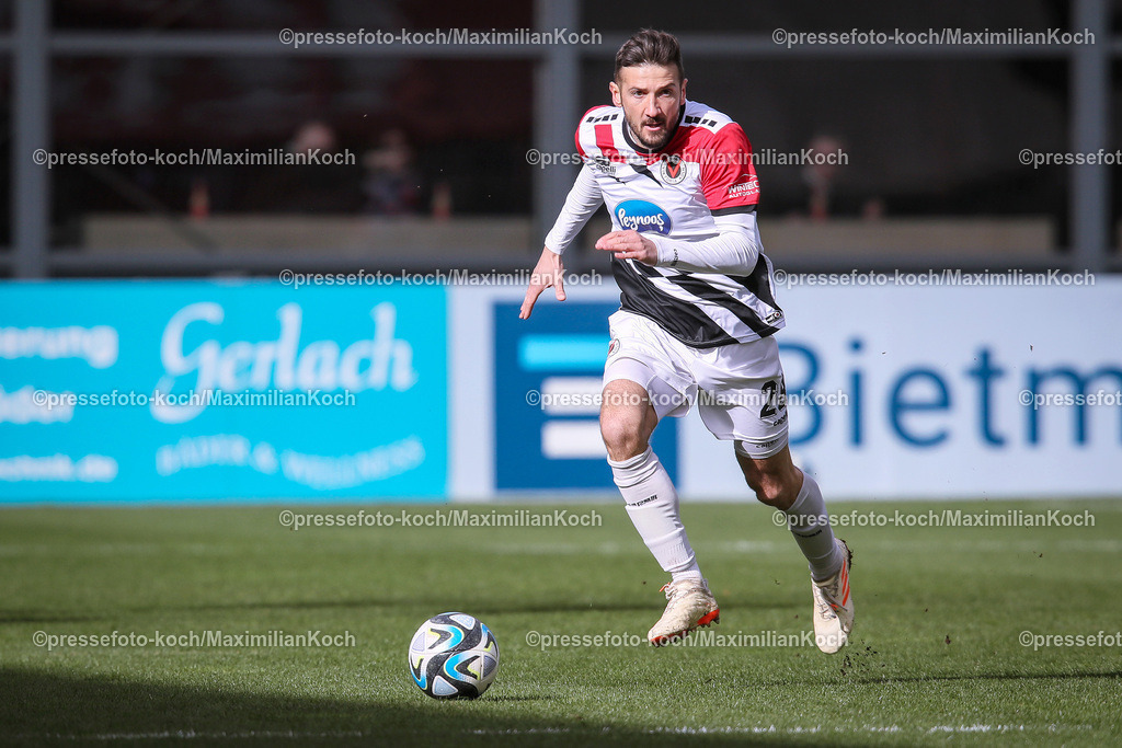 Koe3Liga24022402074 | 24.02.2024, Köln, Fußball, bwin 3. Liga Herren, Sportpark Höhenberg, 27. Spieltag, Saison 2023 2024, FC Viktoria Köln – SV Sandhausen: Patrick Koronkiewicz (Viktoria Köln).
DFB regulations prohibit any use of photographs as image sequences and or quasi-video.