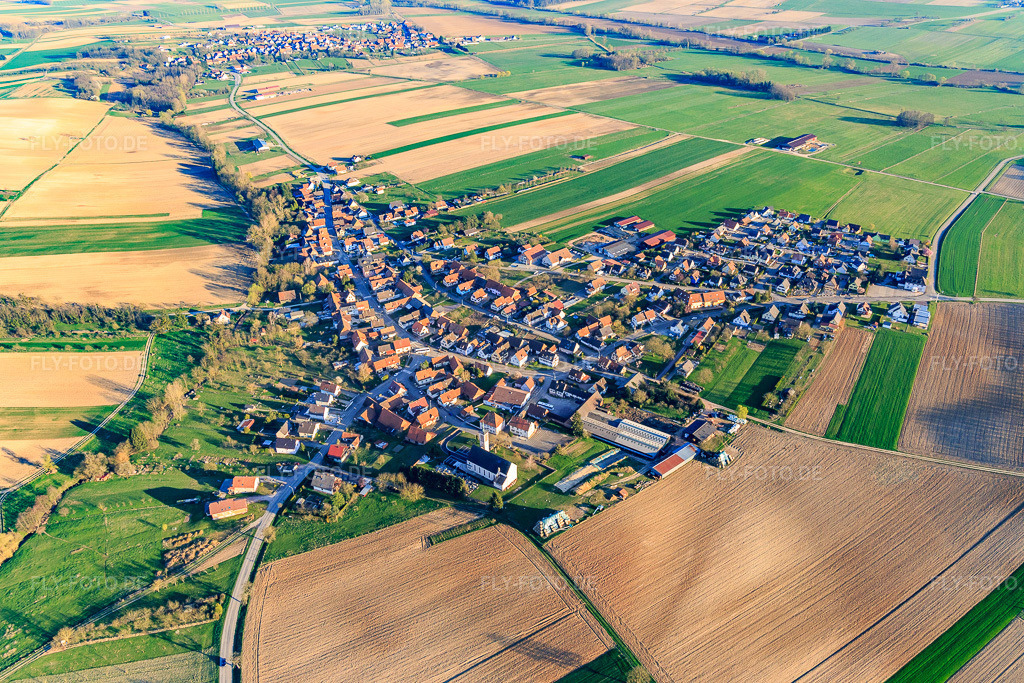Luftbild: Ortsansicht von Nordosten in Aschbach im Bundesland Bas-Rhin in Frankreich. – Foto: IMG_097818.jpg vom 27.03.2017 durch Werner Riehm/FLY-FOTO.de – Auflösung des Originals: 5472 x 3648 px