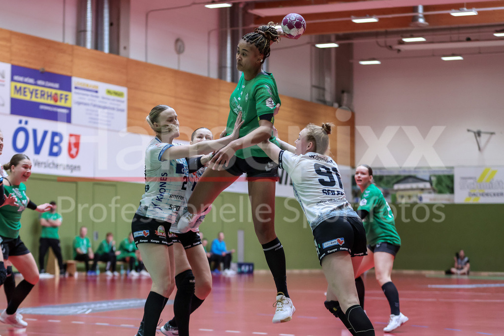 Handball, 2. Bundesliga Frauen, SV Werder Bremen - ESV 1927 Regensburg | v.li.: Naomi Conze (SV Werder Bremen, 5) beim Wurf, am Ball, Spielszene, Aktion, Action