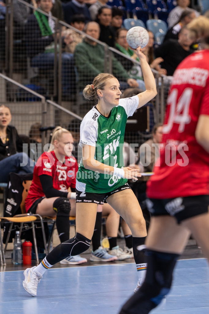 Handball I Frauen I Saison 2025-2026 I 1. HBF I 17. Spieltag I VFL Oldenburg - Thüringer HC I 0150 | Lisa Borutta (2, VfL Oldenburg) - Realisiert mit Pictrs.com