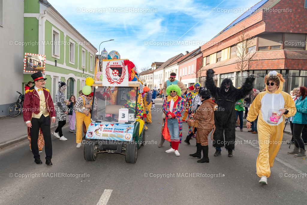 Umzug2025-068_8951 | Fotostrecke: FASCHINGSUMZUG 2025 in Loosdorf. 22 Masken(gruppen)-Teilnehmer: Loosdorfer Vereine, Wirtschaftstreibende, Gemeindeabordnungen sowie Kreditinstitute. rund 700 Besucher entlang der Hauptstrasse. Veranstaltungs-Sicherung durch Mannschaft der FF-Loosdorf mit schwerem Gerät. Maskenprämierung am EKZ-Platz durch Bgm. Thomas Vasku in den Kategorien: Bester Festwagen (Fa. gkonzept-Groissenberger; Beste Personengruppe-ASK-Loosdorf; Beste Einzelperson; Weiteste Anreise-FF Schollach;