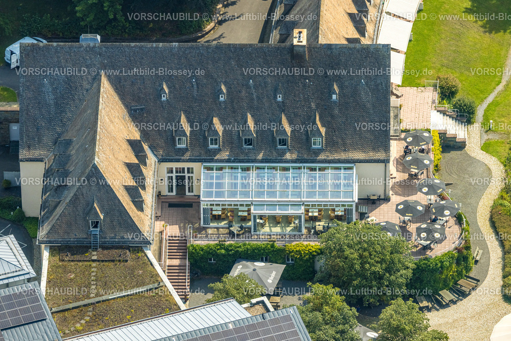 Meschede250807251 | Luftbild, Welcome Hotel Meschede/Hennesee mit Solardach und Wintergarten, Außengastronomie und Sonnenschirme, Berghausen, Meschede, Sauerland, Nordrhein-Westfalen, Deutschland