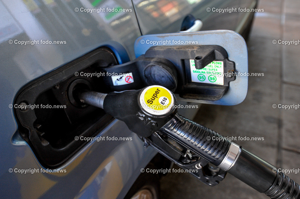 Deutschland_ Baden-Wuerttemberg_ Stuttgart_ 15.02.2025-22 | 15.02.2025, Deutschland, GER, Baden-Wuerttemberg, Stuttgart, im Bild Themenbild, Stadtansichten, Auto, Tankstelle, Sprit, Treibstoff, Zapfsaeule, Zapfhahn, Benzin, Super 95, E10, Superbenzin, Tanken, Feature, Symbolbild