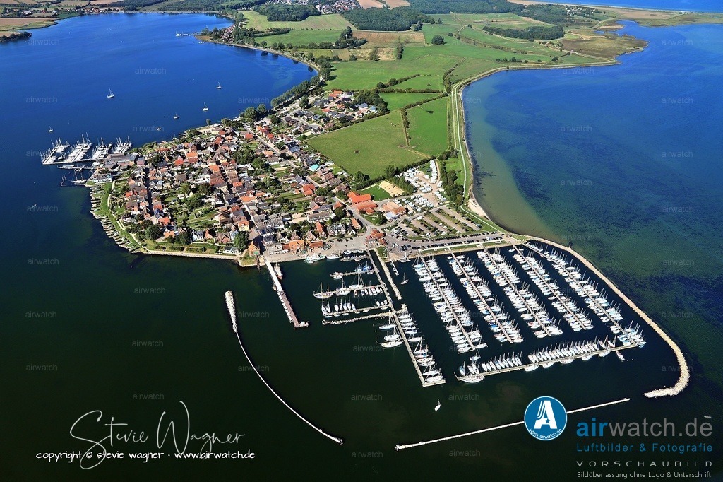 Luftbild Yachthafen Massholm - Er verfügt über rund 450 Liegeplätze für Boote unterschiedlicher Größe | Er verfügt über rund 450 Liegeplätze für Boote unterschiedlicher Größe, wobei die maximale Bootslänge 16,00 Meter beträgt und der maximale Tiefgang 2,20 Meter beträgt. Die Liegeplätze sind mit Strom- und Frischwasseranschluss ausgestattet. Die Ansteuerung erfolgt von der grün-roten Ansteuerungstonne 15Maasholm aus in nördlicher Richtung auf die beleuchtete Hafeneinfahrt, die Tag und Nacht gut zu finden ist.