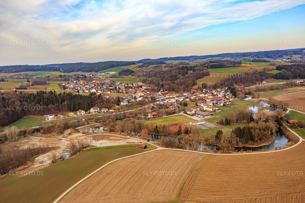 Luftbild: Flussschleife der Rott im Ortsteil Brombach in Bad Birnbach im Bundesland Bayern in Deutschland. Foto: IMG_085516.jpg vom 31.12.2015 durch Werner Riehm/FLY-FOTO.de