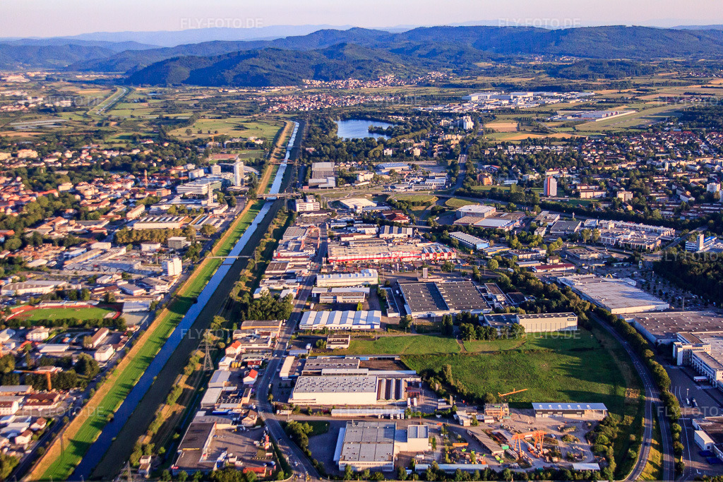 Luftbild: Gewerbegebiet Max-Planck-Straße am Kinizigufer mit BAUHAUS Offenburg und Muka Logistik GmbH im Ortsteil Uffhofen in Offenburg im Bundesland Baden-Württemberg in Deutschland. Foto: IMG_59316.jpg vom 15.08.2013 durch Werner Riehm/FLY-FOTO.deAuflösung des Originals: 4752 x 3168 pxWWW.BAUHAUS.INFO