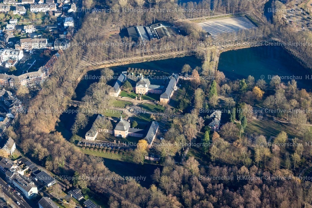 Luftbild Mönchengladbach-8438 | Luftbildfotografie Gelände des Wasserschloß Schloss Wickrath im gleichnamigen Stadtteil von Mönchengladbach im Bundesland Nordrhein-Westfalen - Realisiert mit Pictrs.com