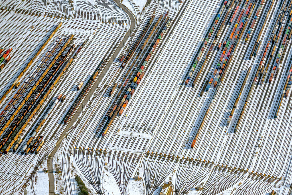 4044869 | bunte Eisenbahnwaggons im verschneiten Rangierbahnhof Maschen, Seevetal