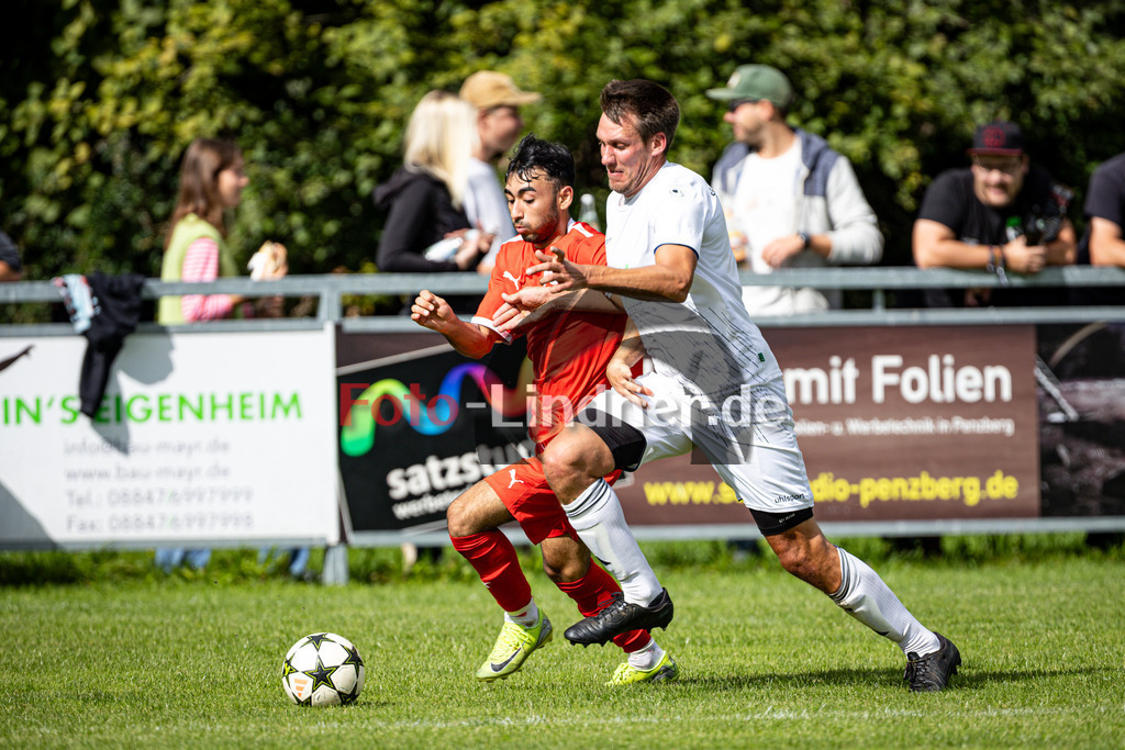SG SV Eberfing/SV Söchering gegen SG 1 TSV Schäftlarn/SC Baierbrunn | Fußball Herren A-Klasse Gruppe 5 Zugspitze 2024/25 7. Spielttag, SG SV Eberfing/SV Söchering gegen SG 1 TSV Schäftlarn/SC Baierbrunn, 20250914,Zweikampf,2025-09-14 in Obersöchering (Sportplatz Obersöchering), Mostafa HUSSEINI (SG TSV Schäftlarn/SC Baierbrunn 11), Johannes AMMER (SG SV Eberfing/SV Söchering Kapitän 3)Copyright: WolfgangxLindner www.foto-lindner.de