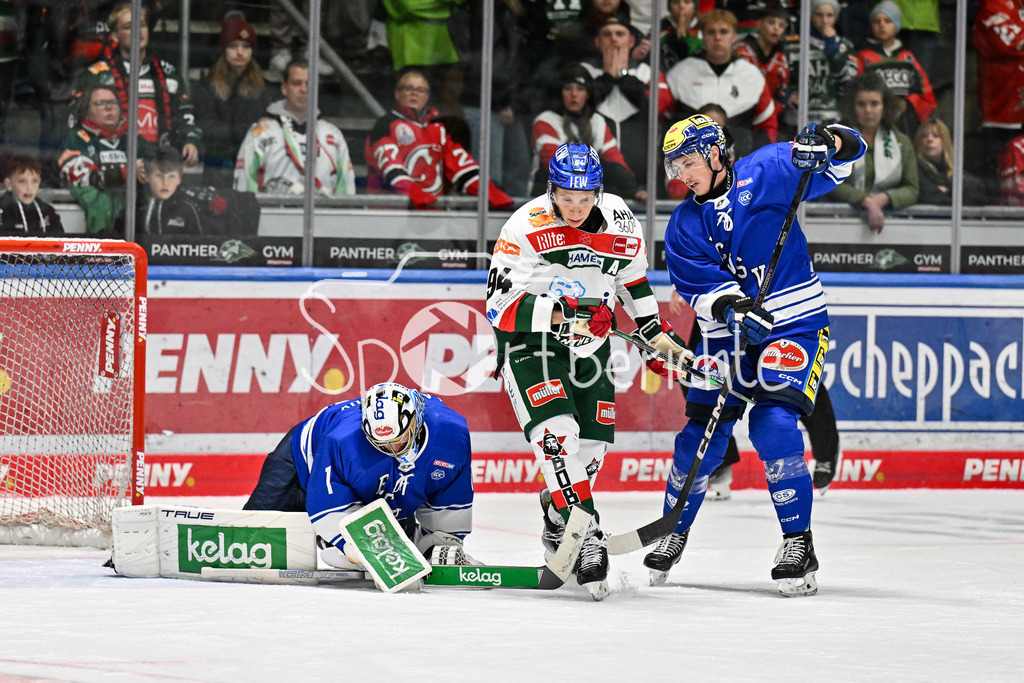 Augsburger Panther - EC VSV | Jean-Philippe LAMOUREUX (EC VSV #1) ist vor Anrei HAKULINEN (Augsburger Panther #94) am Puck / Dylan MacPHERSON (EV VSV #2)
