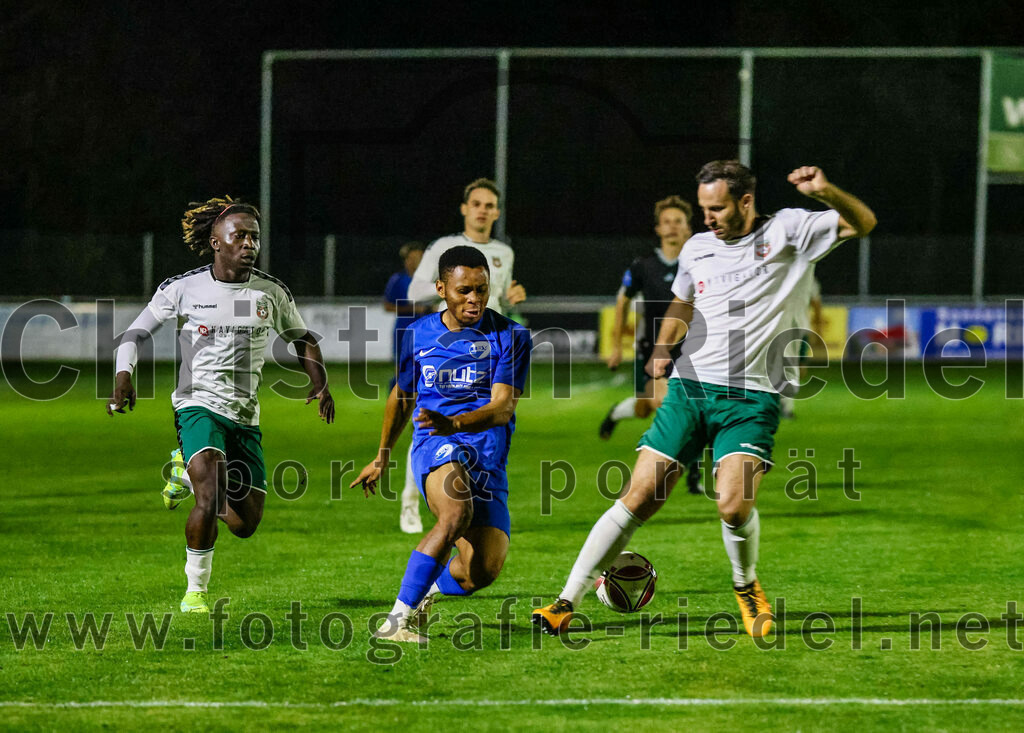 2023-10-13_015_FC_Schwaig_gegen_TSV_Ampfing | Oberding, Deutschland, 13.10.2023:
Fußball, Landesliga Südost 2023 / 2024, 16. Spieltag, FC Schwaig gegen TSV Ampfing, Endergebnis: 3:2

Bilal Ibrahim (FC Schwaig, #6), Mike Opara (TSV Ampfing, #11), Mirza Idrizovic (FC Schwaig, #25)

Foto: Christian Riedel / fotografie-riedel.net