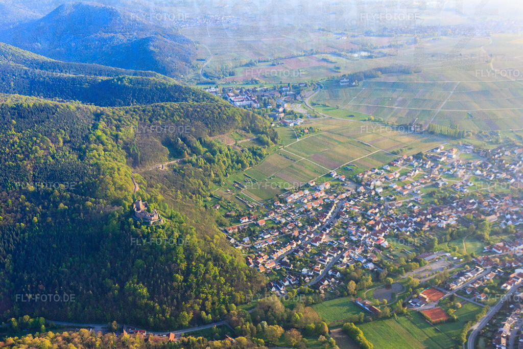 Ortansicht unter der Burgruine Landeck | Luftbild: Ortansicht unter der Burgruine Landeck in Klingenmünster im Bundesland Rheinland-Pfalz in Deutschland. Foto: IMG_39623.jpg vom 16.04.2011 durch Werner Riehm/FLY-FOTO.de - Realisiert mit Pictrs.com
