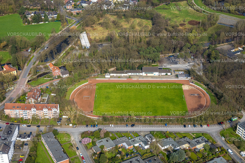 Dinslaken240308618 | Luftbild, Fußballstadion und Leichtathletistadion am Freibad des TV Jahn Hiesfeld, Waldgebiet, Hiesfeld, Dinslaken, Nordrhein-Westfalen, Deutschland
