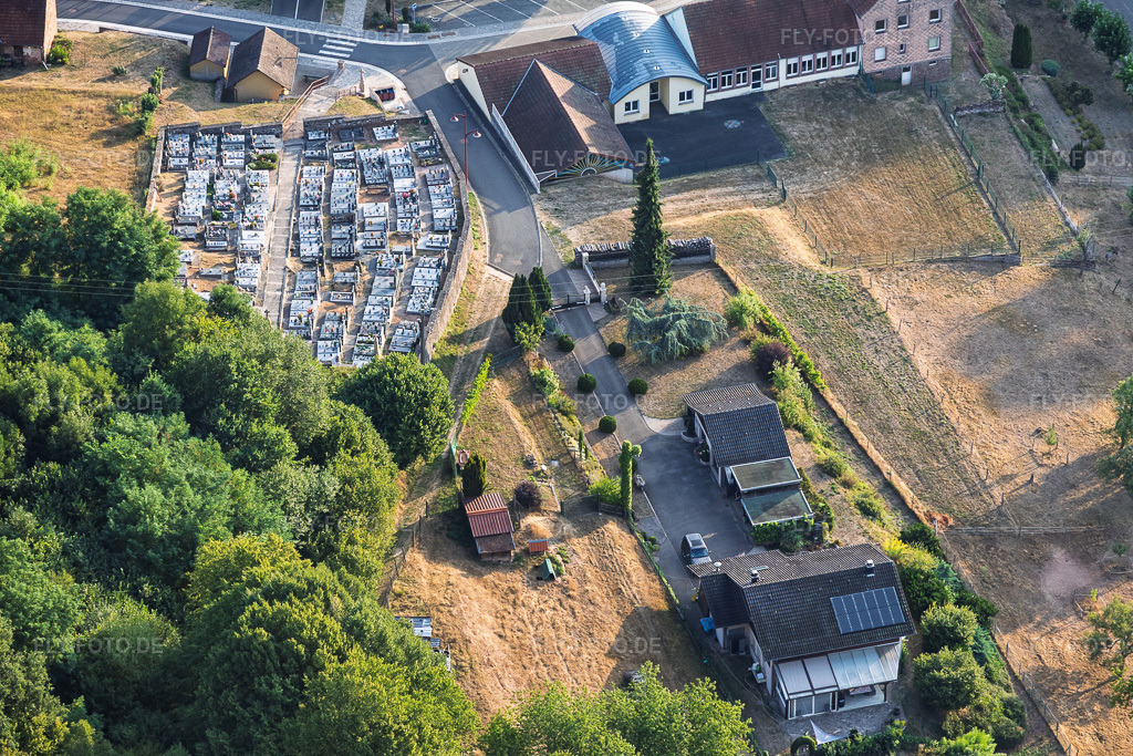 Luftbild: Friedhof an der Rue de l'École in Breidenbach im Bundesland Moselle in Frankreich. – Foto: IMG_158677.jpg vom 15.08.2026 durch Werner Riehm/FLY-FOTO.de – Auflösung des Originals: 5712 x 3808 px