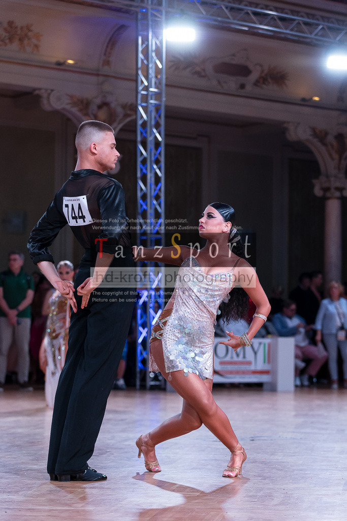20240706_WDSF_WO_Latin_10918 | Tanzsportbilder, Standardtanz, Lateintanz, WDSF, DTV, LTVB, dancecomp, goc, hessen tanzt, blaues band der spree, walzer, tango, wiener walzer, slowfox, quickstepp, samba, rumba, cha-cha-cha, paso doble. jive, hd-kroft photography, turniertanzsport