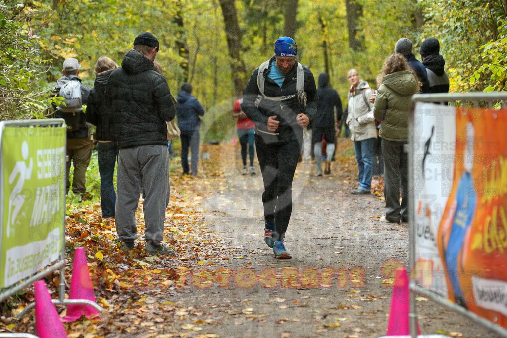 251026_1335_EX1_3675 | Sportfotografie im Rhein-Sieg Kreis, Köln, Bonn, NRW, Rheinland Pfalz, Hessen, etc. Unser Tätigkeitsfeld umfasst den Laufsport vom Volkslauf über den Marathon, Duathlon, Triathon bis zum Ultralauf wie Kölnpfad Ultra oder Schindertrail.