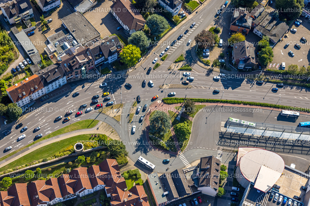 Hattingen240810526 | Luftbild, Straßenverkehr Kreuzung Martin-Luther-Straße und Große Weilstraße mit Busbahnhof ZOB, Reihenhaus Wohnsiedlung mit Stadtmauer und Turm der Altstadt, davor Kunst Statue "Menschen aus Eisen", Hattingen, Ruhrgebiet, Nordrhein-Westfalen, Deutschland