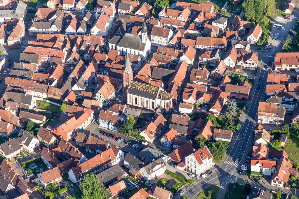 Luftbild: Église Catholique Saint-Laurent in Woerth in Wœrth im Bundesland Bas-Rhin in Frankreich. Foto: IMG_100802.jpg vom 08.06.2017 durch Werner Riehm/FLY-FOTO.de