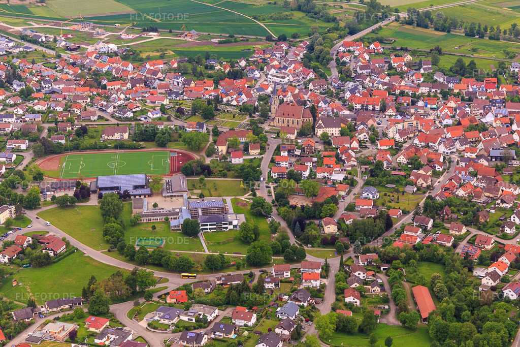 Luftbild: GMS Rangendingen Hirrlingen und Kunstrasenplatz vor Kirche St. Gallus und Friedhof in Rangendingen im Bundesland Baden-Württemberg in Deutschland. – Foto: IMG_114701.jpg vom 31.05.2019 durch Werner Riehm/FLY-FOTO.de – Auflösung des Originals: 5250 x 3500 px – Schulanmeldung Klasse 5 - GMS Rangendingen Hirrlingen