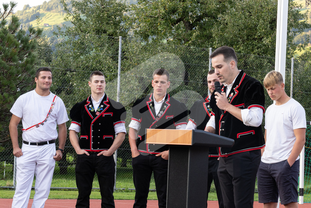 ESAF2025_Empfang_8414 | Die Schwinger des Schwyzer Kantonalen Schwingerverbandes: Fotos, die Dynamik und Leidenschaft festhalten, sowie emotionale Momente aus dem traditionellen Schwingsport zeigen. - Realisiert mit Pictrs.com