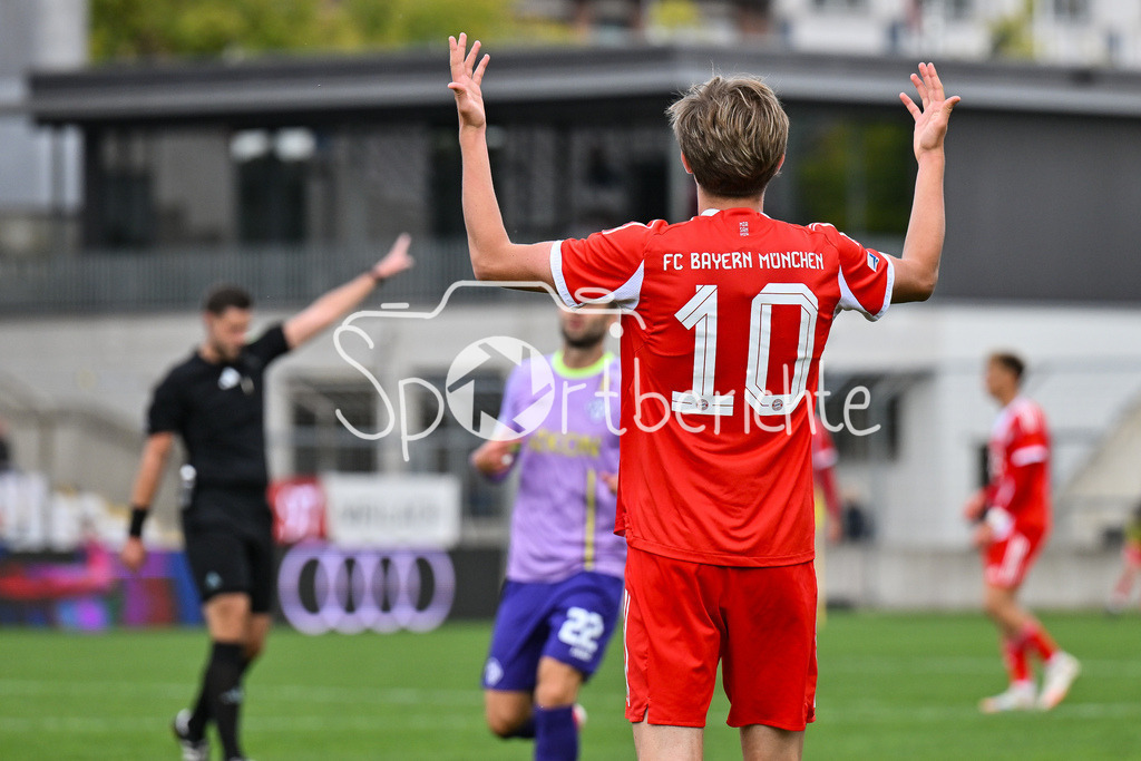 FC Bayern Amateure - FC Würzburger Kickers | in dieser Szene ärgert sich Guido Della ROVERE (FC Bayern Muenchen II 10) / Regionalliga Bayern: FC Bayern Amateure - FC Würzburger Kickers; Grünwalder Stadion am 27.09.2025