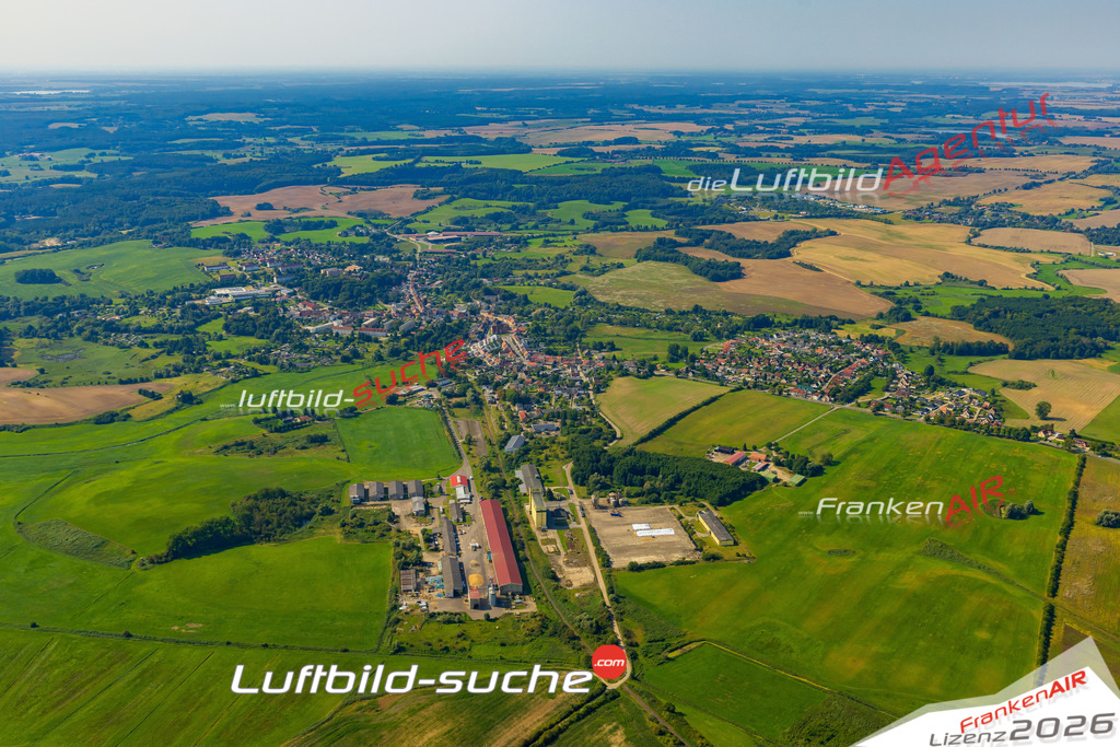 Neue Luftbildaufnahme der Stadt Brüel - Das Luftbild wurde 2025 vom UL-Flugzeug heraus erstellt ( keine Drohnenaufnahme ) - Hochauflösende Luftaufnahme - für Wandbilder und großformatige Ausdrucke geeignet. Das besondere Geschenk!Hier alle&nbsp;Infos zur Lizenzierung der LuftaufnahmeWir fliegen auch dieses Jahr wieder in Ihre Region um Luftbilder zu erstellen.- Luftbild anfragen